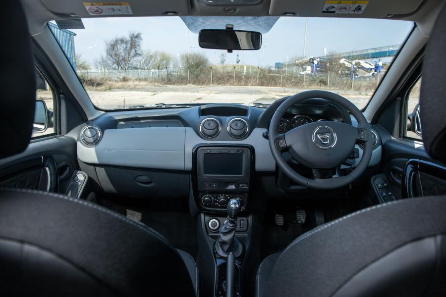 Торпедо Dacia Duster Commercial 2015 года  (UK) (фото 10 из 17)